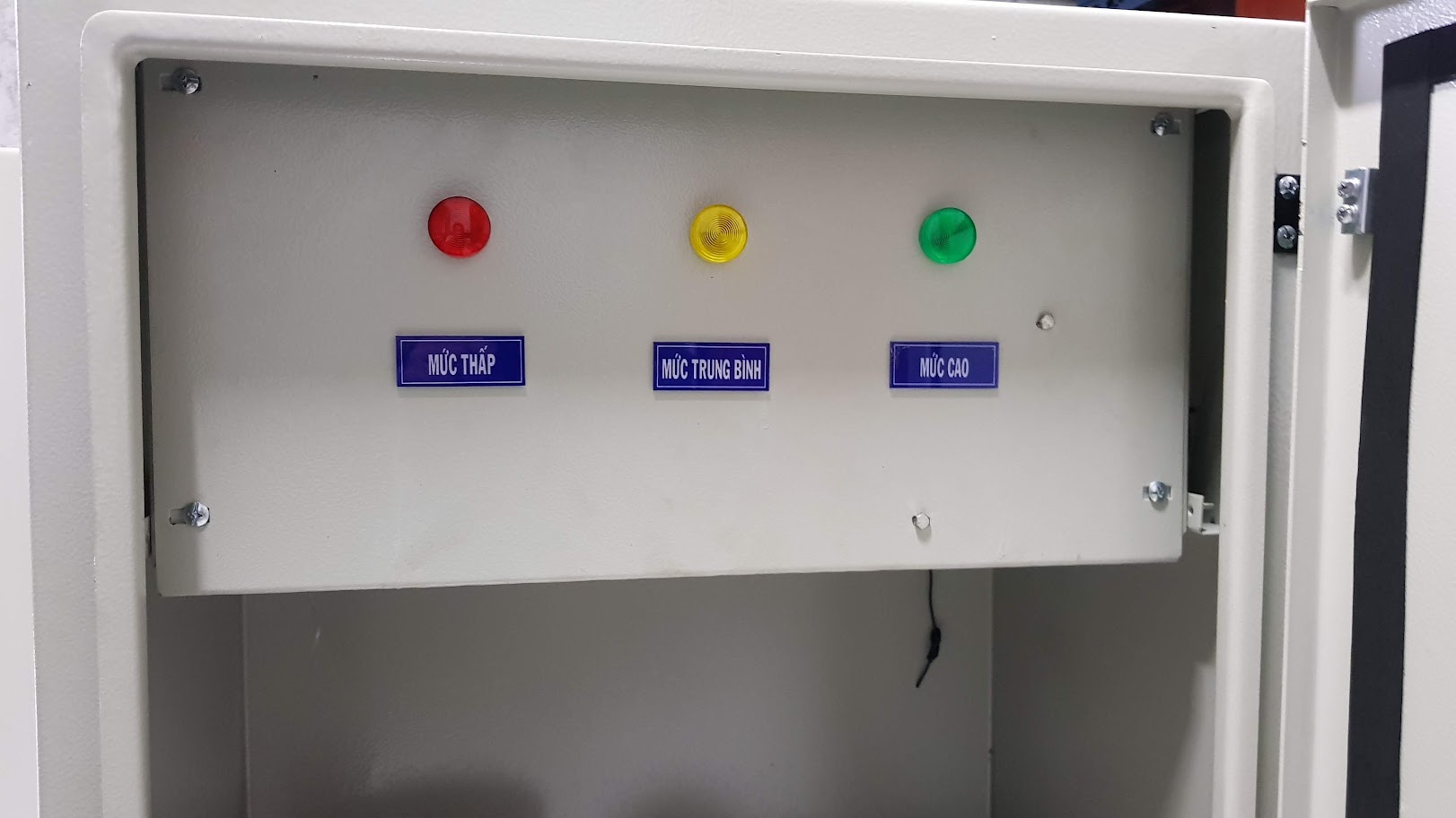 Level indicator oil supply throat cabinet