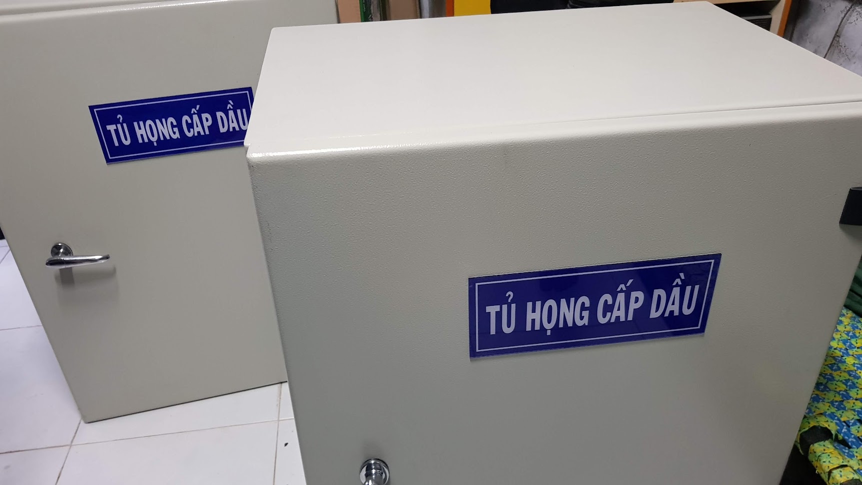 Level indicator oil supply throat cabinet